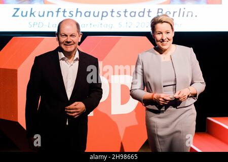 Berlin, Deutschland. 05th Dez 2021. Olaf Scholz und Franziska Giffey auf der SPD-Bundesparteikonferenz in Berlin. (Foto von Ralph Pache/PRESSCOV/Sipa USA) Quelle: SIPA USA/Alamy Live News Stockfoto