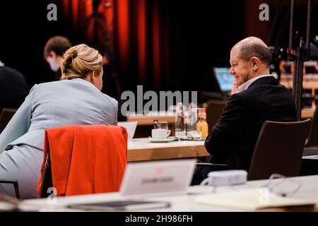 Berlin, Deutschland. 05th Dez 2021. Olaf Scholz und Franziska Giffey auf der SPD-Bundesparteikonferenz in Berlin. (Foto von Ralph Pache/PRESSCOV/Sipa USA) Quelle: SIPA USA/Alamy Live News Stockfoto