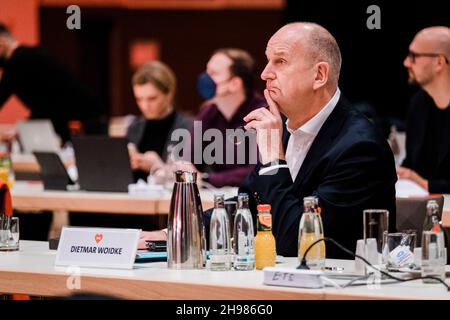 Berlin, Deutschland. 05th Dez 2021. Dietmar Woidke auf der SPD-Bundesparteikonferenz in Berlin. (Foto von Ralph Pache/PRESSCOV/Sipa USA) Quelle: SIPA USA/Alamy Live News Stockfoto