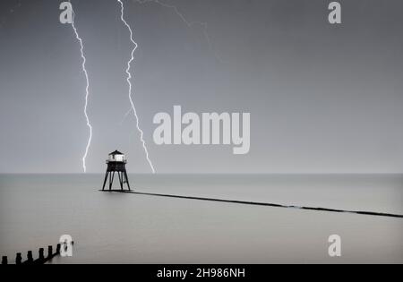 Dovercourt Low Light, Dovercourt Lighthouses and Causeway, Essex, 2019. Gesamtansicht des äußeren Leuchtturms von Nordwesten, mit stürmischem Himmel oben und zwei Blitzen hinten, 2019. Stockfoto