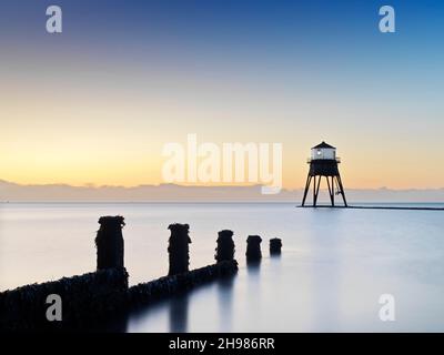 Dovercourt Low Light, Dovercourt Lighthouses and Causeway, Essex, 2019. Allgemeiner Blick nach Süden in Richtung des äußeren Leuchtturms bei Dämmerung, mit einer Groyne im Vordergrund, 2019. Stockfoto