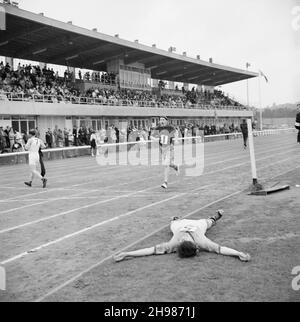 Copthall Stadium, Hendon, Barnett, London, 25/06/1966. Ein Teilnehmer brach am Boden zusammen, nachdem er ein Rennen beendet hatte, das während des jährlichen Laing Sports Day im Copthall Stadium stattfand. Im Jahr 1966 fand am 25th. Juni der jährliche Laing Employees' Sports Day im Copthall Stadium in Hendon statt. Es war das erste Mal, dass die Veranstaltung dort stattfand, nachdem zuvor der Laing Sports Ground in Elstree stattgefunden hatte. Eine Reihe von Veranstaltungen umfasste Leichtathletik und einen Fußballwettbewerb, und die Teilnehmer reisten von den regionalen Büros und Standorten des Unternehmens, darunter aus Schottland und Carlisle. Es gab auch einen Jahrmarkt, Marchi Stockfoto