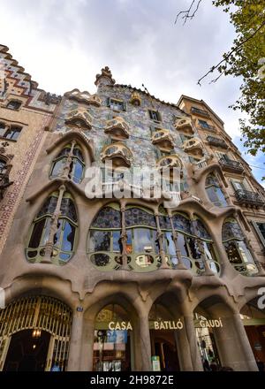 Barcelona, Spanien - 22. November 2021: Fassade der Casa Batllo von Gaudi, Passeig de Gracia, Barcelona, Katalonien (Katalonien) (Katalonien), Spanien, Europa Stockfoto