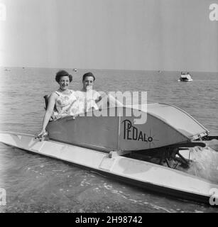 Felixstowe, Felixstowe, Suffolk Coastal, Suffolk, 19/06/1954. Ein Paar auf einem Tretboot im Meer während einer Laing-Mitarbeiterreise nach Felixstowe. Im Jahr 1947, nach einer siebenjährigen Pause, hatte Laing seine „Ausflüge in die Umgebung“ für Mitarbeiter und ihre Familien wiederbelebt, wobei die Reisen im Mai und Juni stattfinden. Im Jahr 1954 waren sieben Ausflüge geplant, die über fünf Wochen im Mai und Juni stattfinden sollen. Diese Reise war für Mitarbeiter und ihre Familien aus den östlichen Grafschaften. Stockfoto