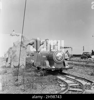 Felixstowe, Felixstowe, Suffolk Coastal, Suffolk, 19/06/1954. Ein Mann und ein Mädchen, die während einer Laing-Reise nach Felixstowe mit einem Miniaturzugmotor fahren. Stockfoto