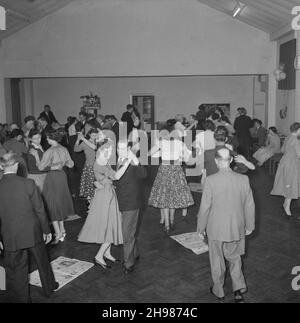 Goodwyn Hall, Mill Hill, Barnett, London, 06/01/1958. Menschen tanzen auf der jährlichen Neujahrsparty des Sports Club. Die Neujahrsparty des Laing's Sports Club fand für Vereinsmitglieder und ihre Familien in der Goodwyn Hall, Mill Hill, statt. Stockfoto