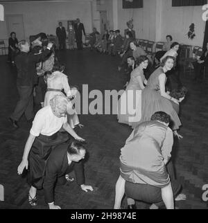 Goodwyn Hall, Mill Hill, Barnett, London, 06/01/1958. Menschen, die auf der jährlichen Neujahrsparty des Sports Club ein Partyspiel spielen. Die Neujahrsparty des Laing's Sports Club fand für Vereinsmitglieder und ihre Familien in der Goodwyn Hall, Mill Hill, statt. Stockfoto