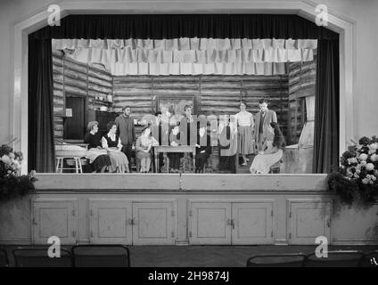 Goodwyn Hall, Mill Hill, Barnett, London, 21/10/1961. Mitglieder der Dramatic Section des Laing Sports Club auf der Bühne in der Goodwyn Hall, die ihr Stück „Johnny Belinda“ von Elmer Harris vorführen. Die dramatische Sektion des Sports Club führte das Stück „Johnny Belinda“ am 19th., 20th. Und 21st. Oktober 1961 in der Goodwyn Hall, Mill Hill, auf. Das Stück spielt im äußersten Norden Kanadas und erzählt die Geschichte eines jungen Mädchens, das taub ist. An der Tür Spenden gesammelt insgesamt &#XA3;8 und 10s für die Royal Association in Aid of the Deaf and Dumb. Dieses Bild wurde im Dezember 1961 in Laing's veröffentlicht Stockfoto