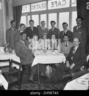 Imperial Cafe, Skegness, East Lindsey, Lincolnshire, 22/05/1954. Eine Gruppe von Männern und Frauen posierte während eines Laing-Aufenthalts nach Skegness um einen Tisch im Imperial Cafe. Im Jahr 1947, nach einer siebenjährigen Pause, hatte Laing seine „Ausflüge in die Umgebung“ für Mitarbeiter und ihre Familien wiederbelebt, wobei die Reisen im Mai und Juni stattfinden. Im Jahr 1954 waren sieben Ausflüge geplant, die über fünf Wochen im Mai und Juni stattfinden sollen. Diese Reise nach Skegness war für Mitarbeiter und ihre Familien aus den Midlands und South Yorkshire. Stockfoto