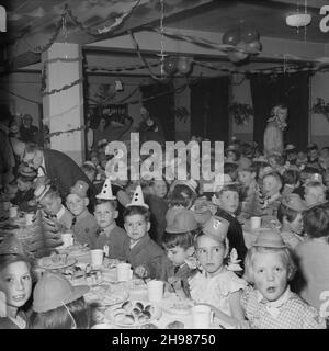 John Laing and Son Limited, Page Street, Mill Hill, Barnett, London, 17/12/1955. Kinder saßen auf einer Weihnachtsfeier zum Tee. Diese Weihnachtsfeier fand für die Kinder von Laing-Mitarbeitern statt, die im Büro von Mill Hill arbeiteten. Stockfoto