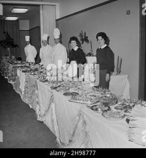 John Laing and Son Limited, Page Street, Mill Hill, Barnett, London, 30/11/1968. Das Catering-Personal steht neben einem Buffet, das für den ehemaligen Regisseur WM Johnson und seine Frau bei ihrer Golden Wedding-Jubiläumsfeier ausgelegt wurde. Die Goldene Hochzeit, die Laing für den ehemaligen Regisseur W M Johnson veranstaltet hat, fand über 3 Tage statt und beinhaltete ein Mittagessen der Regisseure, eine private Dinner-Party in der Stadt und ein Mittagsbuffet in Mill Hill. Ein Artikel über die Veranstaltung wurde im Januar 1969 in Laings monatlichem Newsletter Team Spirit veröffentlicht. Stockfoto