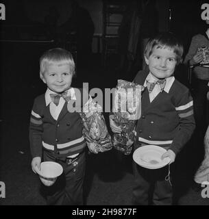 John Laing and Son Limited, Page Street, Mill Hill, Barnett, London, 16/12/1978. Zwei kleine Jungen in passenden Outfits mit Geschenken und Partyhüten auf der Laing Kinderweihnachtsfeier in Mill Hill. Stockfoto