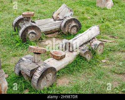 LKW aus Holzstämmen gebaut. Beliebtes Spielzeug oder Attraktion auf dem Kinderspielplatz. Alte Holz Spielzeug LKW. Stockfoto