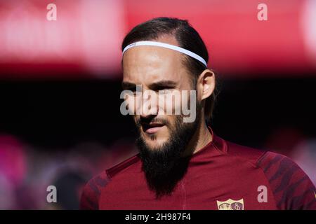 Nemanja Gudelj aus Sevilla erwärmt sich während des Fußballspiels der spanischen Meisterschaft La Liga zwischen dem FC Sevilla und dem FC Villarreal CF am 4. Dezember 2021 im Stadion Ramon Sanchez-Pizjuan in Sevilla, Spanien - Foto: Joaquin Corchero/DPPI/LiveMedia Stockfoto