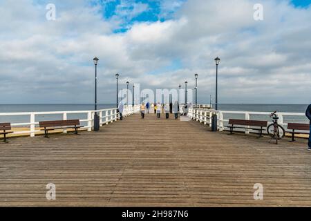 Danzig, Polen - 24 2020. Oktober: Pier in Brzezno am bewölkten Morgen Stockfoto