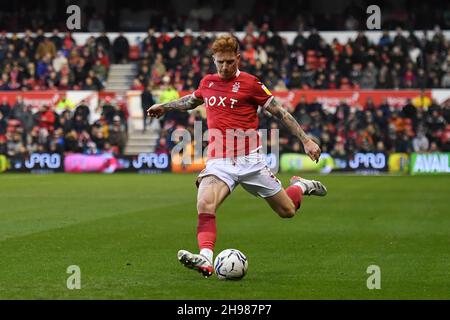 NOTTINGHAM, GB. DEZ 4th Jack Colback von Nottingham Forest stellt sich am Samstag, dem 4th. Dezember 2021, beim Sky Bet Championship-Spiel zwischen Nottingham Forest und Peterborough am City Ground, Nottingham, ein Kreuz auf. (Kredit: Jon Hobley | MI News) Kredit: MI Nachrichten & Sport /Alamy Live News Stockfoto