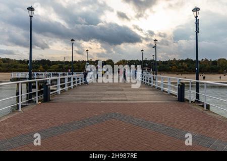 Danzig, Polen - 24 2020. Oktober: Pier in Brzezno am bewölkten Morgen Stockfoto