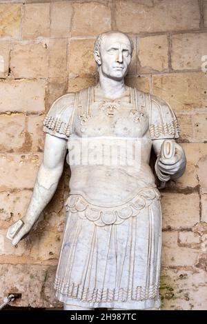 Marmorstatue aus dem 16th. Jahrhundert von Julius Caesar im Castell de Bellver in Palma, Mallorca, Spanien Stockfoto