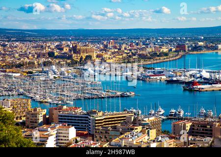 Blick auf den Hafen von Palma de Mallorca und das Stadtzentrum von Castell de Bellver, Mallorca, Spanien Stockfoto