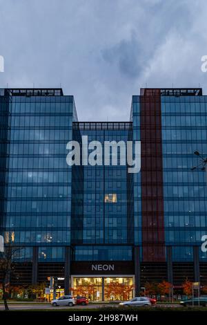 Gdansk, Polen - Oktober 24 2020: Neon-Firmengebäude mit Glasflächen als Gebäude des Alchemia-Projekts Stockfoto