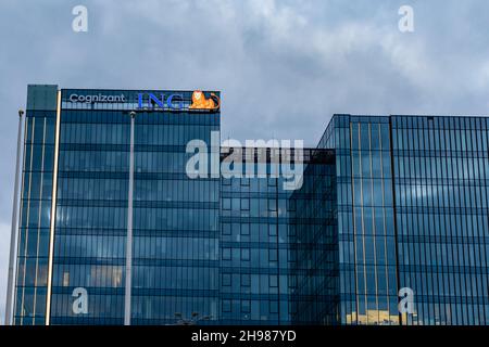 Danzig, Polen - Oktober 24 2020: Oben auf dem gläsernen Firmengebäude der Argon-Firmen als Gebäude des Alchemia-Projekts Stockfoto