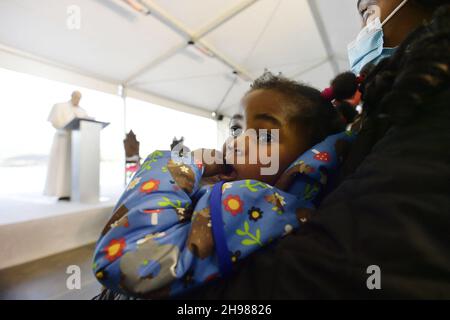 Papst Franziskus trifft Migranten und Flüchtlinge am 5. Dezember 2021 am zweiten Tag seiner dreitägigen Griechenland-Reise im Reception and Identification Center (RIC) in Mytilene auf der Insel Lesbos. Foto: Vatican Media/ABACAPRESS.COM Stockfoto