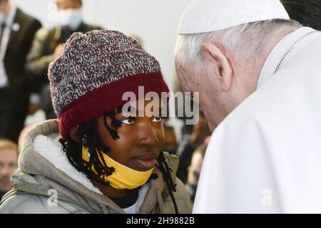 Papst Franziskus trifft Migranten und Flüchtlinge am 5. Dezember 2021 am zweiten Tag seiner dreitägigen Griechenland-Reise im Reception and Identification Center (RIC) in Mytilene auf der Insel Lesbos. Foto: Vatican Media/ABACAPRESS.COM Stockfoto