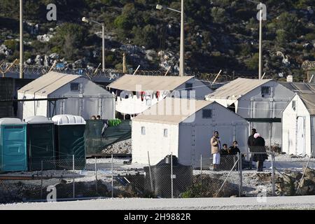 Papst Franziskus trifft Migranten und Flüchtlinge am 5. Dezember 2021 am zweiten Tag seiner dreitägigen Griechenland-Reise im Reception and Identification Center (RIC) in Mytilene auf der Insel Lesbos. Foto: Vatican Media/ABACAPRESS.COM Stockfoto