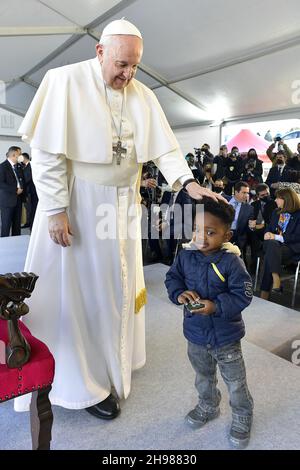 Papst Franziskus trifft Migranten und Flüchtlinge am 5. Dezember 2021 am zweiten Tag seiner dreitägigen Griechenland-Reise im Reception and Identification Center (RIC) in Mytilene auf der Insel Lesbos. Foto: Vatican Media/ABACAPRESS.COM Stockfoto