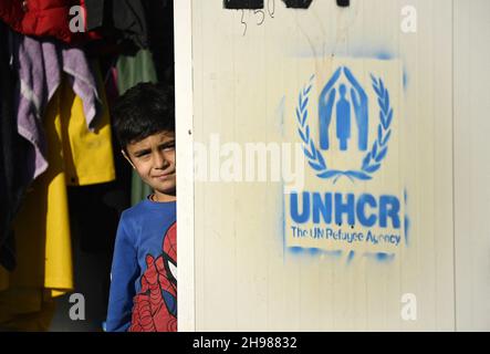 Papst Franziskus trifft Migranten und Flüchtlinge am 5. Dezember 2021 am zweiten Tag seiner dreitägigen Griechenland-Reise im Reception and Identification Center (RIC) in Mytilene auf der Insel Lesbos. Foto: Vatican Media/ABACAPRESS.COM Stockfoto