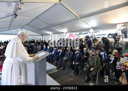 Papst Franziskus trifft Migranten und Flüchtlinge am 5. Dezember 2021 am zweiten Tag seiner dreitägigen Griechenland-Reise im Reception and Identification Center (RIC) in Mytilene auf der Insel Lesbos. Foto: Vatican Media/ABACAPRESS.COM Stockfoto
