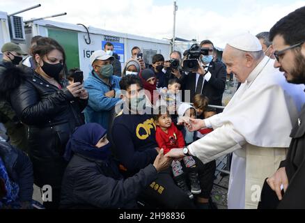 Papst Franziskus trifft Migranten und Flüchtlinge am 5. Dezember 2021 am zweiten Tag seiner dreitägigen Griechenland-Reise im Reception and Identification Center (RIC) in Mytilene auf der Insel Lesbos. Foto: Vatican Media/ABACAPRESS.COM Stockfoto