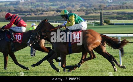 Shantou Lucky (rechts 14) von Conor Maxwell kommt von hinten, um die Old House, Kill Handicap Hurdle (Div 1) auf der Rennbahn von Punchestown, County Kildare, zu gewinnen. Bilddatum: Sonntag, 5. Dezember 2021. Stockfoto