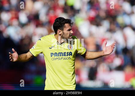 Alfonso Pedraza aus Villarreal während des Fußballspiels der spanischen Meisterschaft La Liga zwischen dem FC Sevilla und dem FC Villarreal CF am 4. Dezember 2021 im Stadion Ramon Sanchez-Pizjuan in Sevilla, Spanien - Foto: Joaquin Corchero/DPPI/LiveMedia Stockfoto