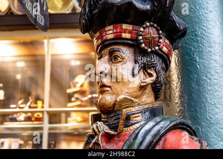 Holzstatue eines Highlanders, der Schnupftabak vor dem Tabak- und Zigarettenladen Mullins & Westley in Covent Garden Market, London, Großbritannien, hält Stockfoto