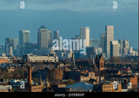 London, Großbritannien. 4th Dez 2021. Canary Wharf – bei wechselhaftem Wetter bietet sich vom Parlamentshügel aus eine Aussicht auf London. Kredit: Guy Bell/Alamy Live Nachrichten Stockfoto