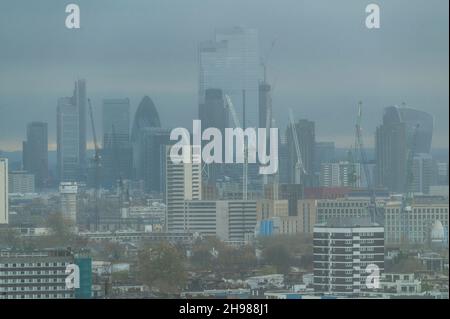London, Großbritannien. 5th Dez 2021. Die City of London bei Regen - Blick auf London vom Parliament Hill bei wechselhaftem Wetter. Kredit: Guy Bell/Alamy Live Nachrichten Stockfoto