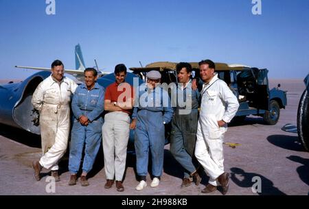 Bluebird CN7 Support-Team, einschließlich Ken Norris (3rd von links) und Leo Villa (3rd von rechts), Lake Eyre, Australien, 1964. Stockfoto