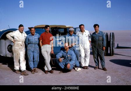 Bluebird CN7 Support-Team, einschließlich Ken Norris (3rd von links) und Leo Villa (3rd von rechts), Lake Eyre, Australien, 1964. Stockfoto