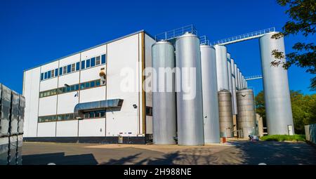 Chemische Industrieanlage mit Fraktionsäulen Stockfoto