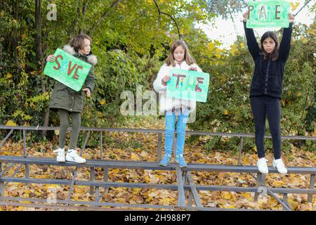 Kinder spielen, um den Planeten zu retten, wie böse giftige verschmutzt die Erde durch violette Person dargestellt Stockfoto