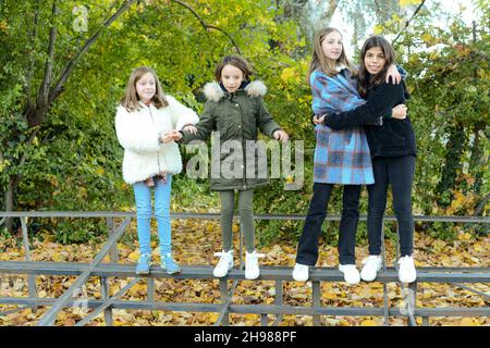 Kinder spielen, um den Planeten zu retten, wie böse giftige verschmutzt die Erde durch violette Person dargestellt Stockfoto