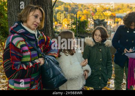 Kinder spielen, um den Planeten zu retten, wie böse giftige verschmutzt die Erde durch violette Person dargestellt Stockfoto