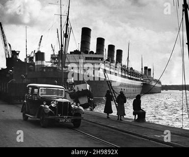 1935 Daimler Light 15 mit dem Liner Aquitania an den Docks von Southampton, Hampshire. Stockfoto