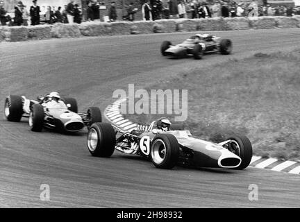 Jim Clark fuhr mit seinem Lotus 49 R3 DFV zum Sieg beim Großen Preis der Niederlande, Zandvoort, Niederlande, 1967. Unmittelbar hinter Clark steht Denny Hulme's Brabham-Repco, der auf dem dritten Platz landet. Stockfoto