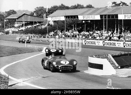 Aston Martin von Tony Brooks führt Duncan Hamilton in einem Jaguar D-Typ an, RAC Tourist Trophy, Goodwood, Sussex, 1958. Brooks und Stirling Moss gewannen das Rennen, Hamilton und sein Teamkollege Peter Blond wurden Sechster. Stockfoto