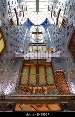 Barcelona, Spanien - 22. Nov, 2021: Das Atrium mit blauen Fliesen der Casa Batllo, von Antoni Gaudi. Barcelona, Katalonien, Spanien Stockfoto