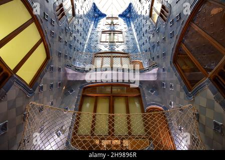 Barcelona, Spanien - 22. Nov, 2021: Das Atrium mit blauen Fliesen der Casa Batllo, von Antoni Gaudi. Barcelona, Katalonien, Spanien Stockfoto