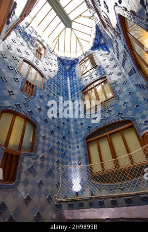 Barcelona, Spanien - 22. Nov, 2021: Das Atrium mit blauen Fliesen der Casa Batllo, von Antoni Gaudi. Barcelona, Katalonien, Spanien Stockfoto