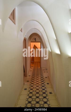 Barcelona, Spanien - 22 Nov, 2021: Geschwungene Architektur in der Casa Batllo, von Antoni Gaudi. Barcelona, Katalonien, Spanien Stockfoto